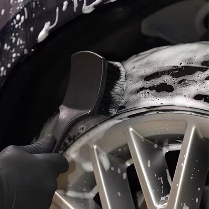 Wheel Brush Tire Brush Car Wash Brush Tire Brush Car Carpet Cleaner Used for Cleaning Car Tires, Wheels and Carpets, with a Short Handle that is Simple and Durable