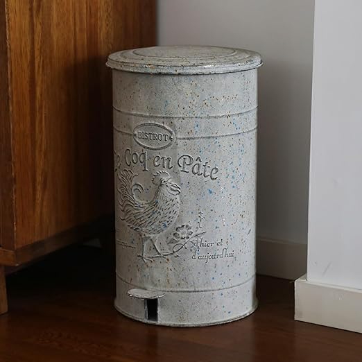 Rustic Farmhouse Decor Trash Can with Lid and Pedal Retro Handmade Distressed Design Rooster Pattern Round Garbage Cans Recycling Waste Bin for Home Patio Yard Bathroom Kitchen Garden Living Room Park