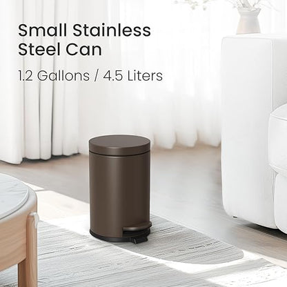 Cesun 1.2 Gallons Small Brown Trash Can, Bathroom Garbage Can with Lid and Foot Pedal, Mini Round Wastebasket for Bathroom, Bedroom, Office, 4.5 Liters / 1.2 Gallons, Brown