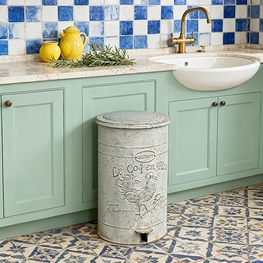 Rustic Farmhouse Decor Trash Can with Lid and Pedal Retro Handmade Distressed Design Rooster Pattern Round Garbage Cans Recycling Waste Bin for Home Patio Yard Bathroom Kitchen Garden Living Room Park