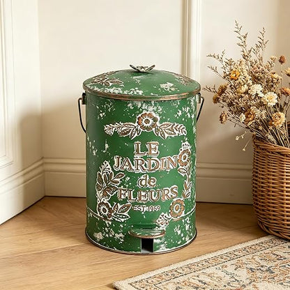 Rustic Farmhouse Decor Trash Can with Lid and Pedal Retro Handmade Distressed Design Pattern Round Garbage Cans Recycling Waste Bin for Home Patio Yard Bathroom Kitchen Garden Living Room Green
