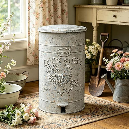 Rustic Farmhouse Decor Trash Can with Lid and Pedal Retro Handmade Distressed Design Rooster Pattern Round Garbage Cans Recycling Waste Bin for Home Patio Yard Bathroom Kitchen Garden Living Room Park